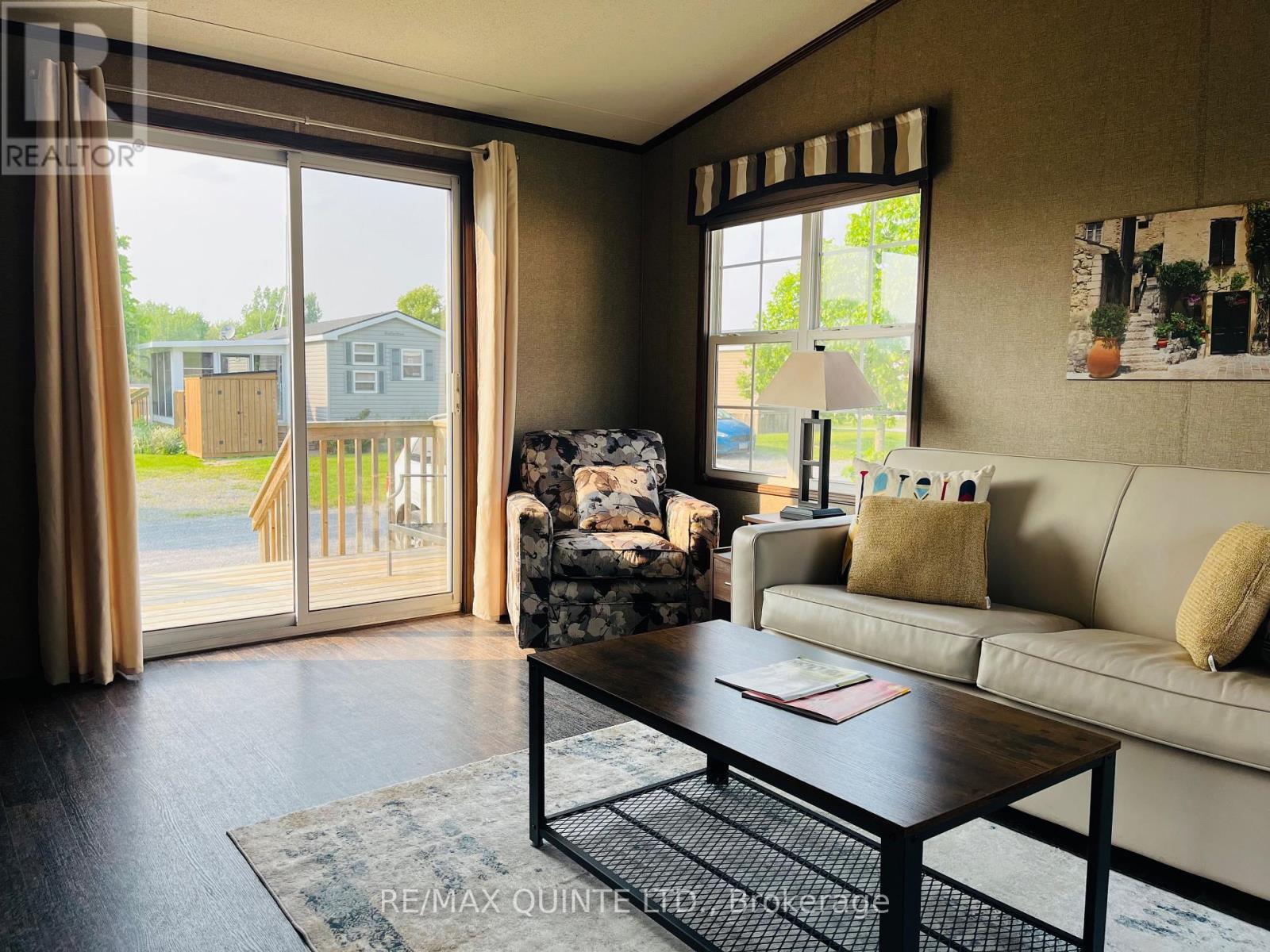 8 Cricket Ln - 486 County Road 18, Prince Edward County (Athol Ward), ON - Indoor Photo Showing Living Room