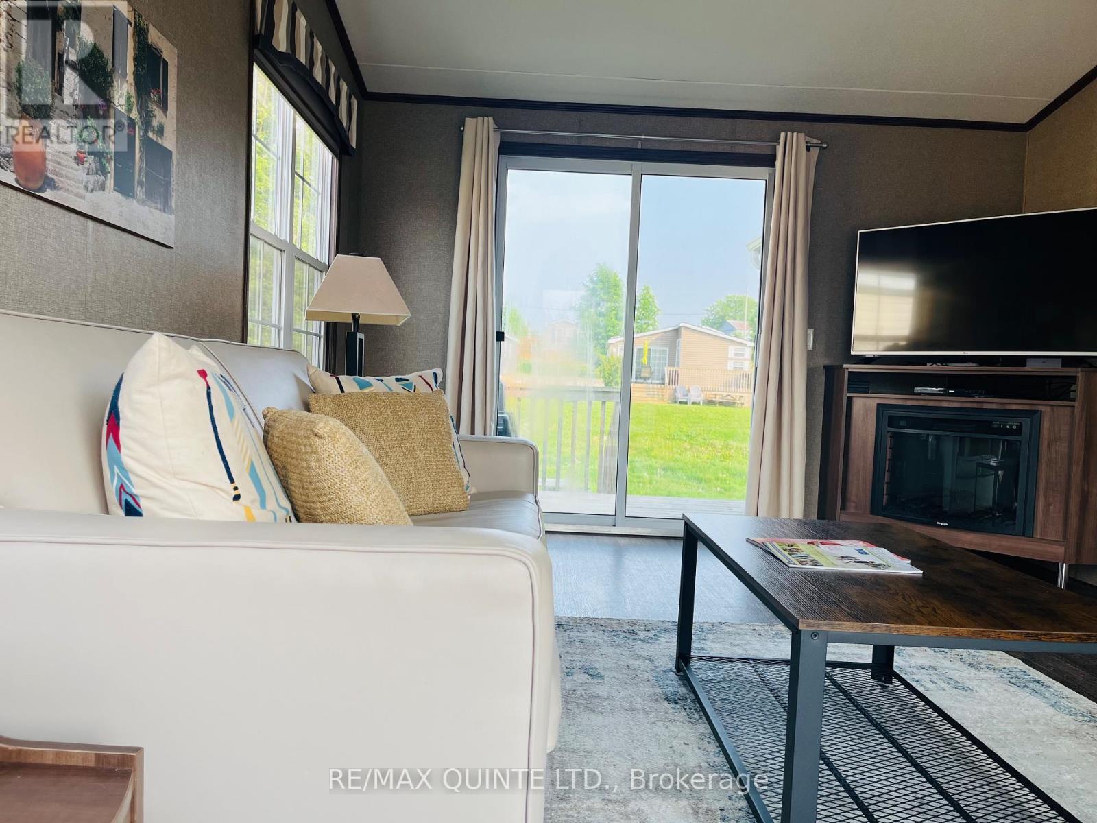 8 Cricket Ln - 486 County Road 18, Prince Edward County (Athol Ward), ON - Indoor Photo Showing Living Room