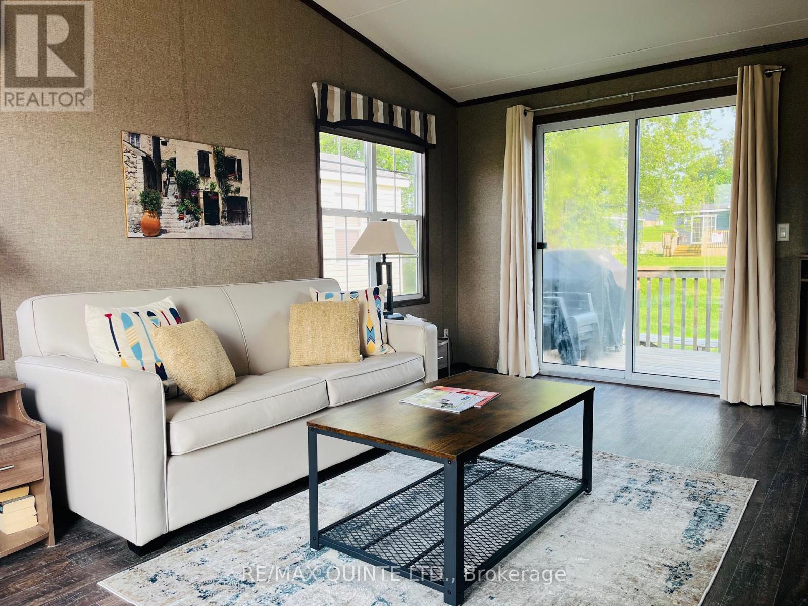 8 Cricket Ln - 486 County Road 18, Prince Edward County (Athol Ward), ON - Indoor Photo Showing Living Room