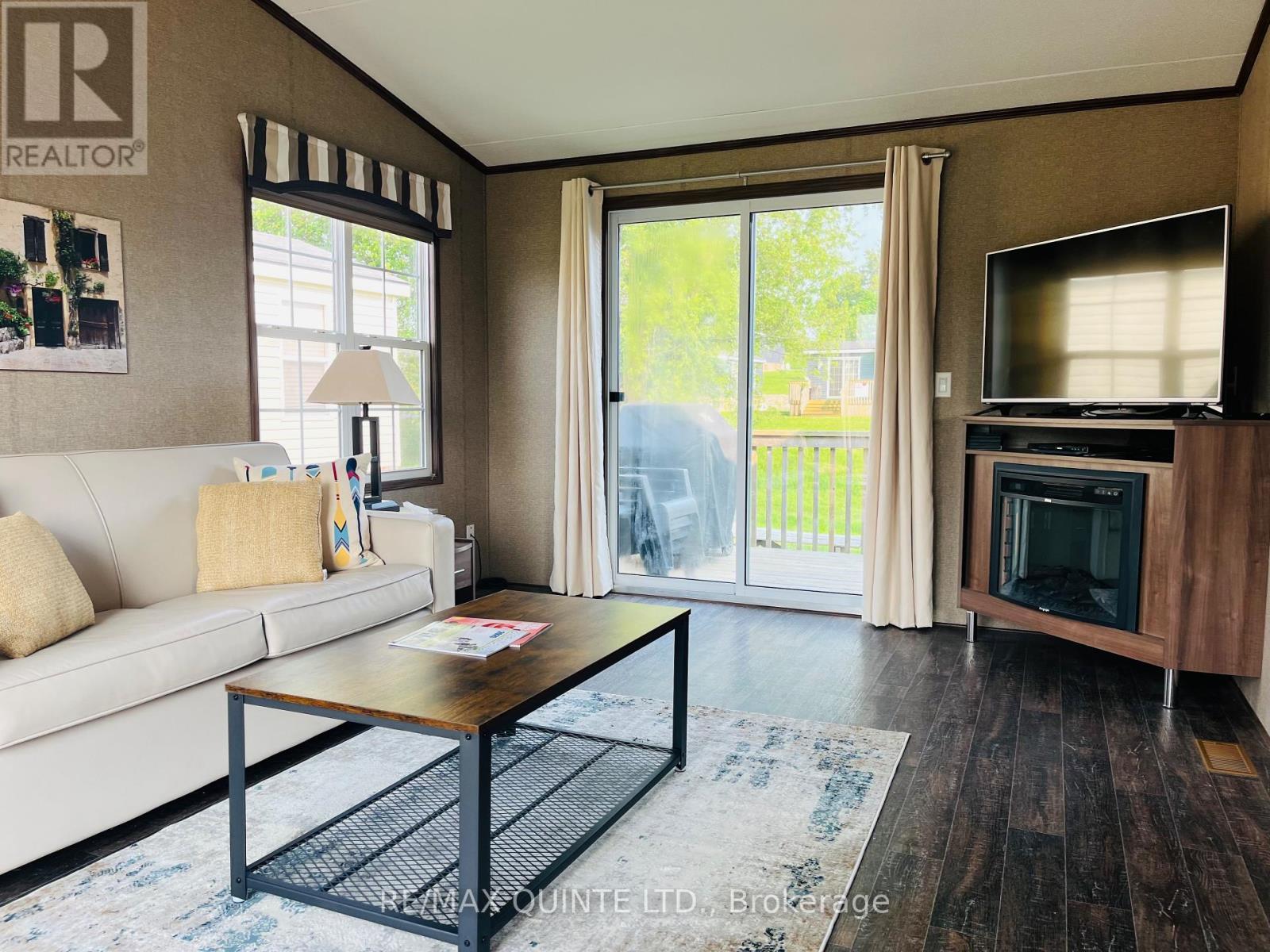 8 Cricket Ln - 486 County Road 18, Prince Edward County (Athol Ward), ON - Indoor Photo Showing Living Room