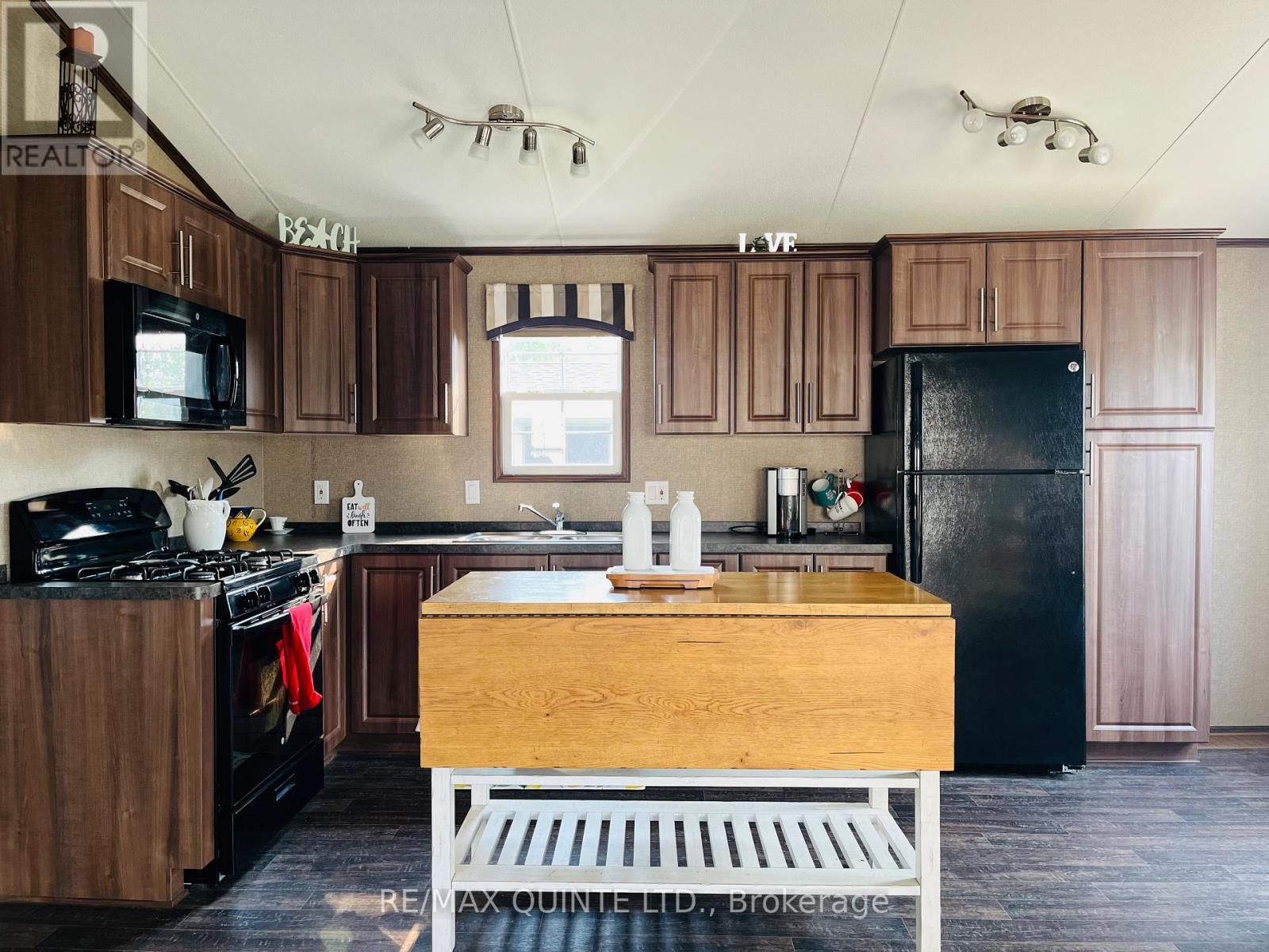 8 Cricket Ln - 486 County Road 18, Prince Edward County (Athol Ward), ON - Indoor Photo Showing Kitchen