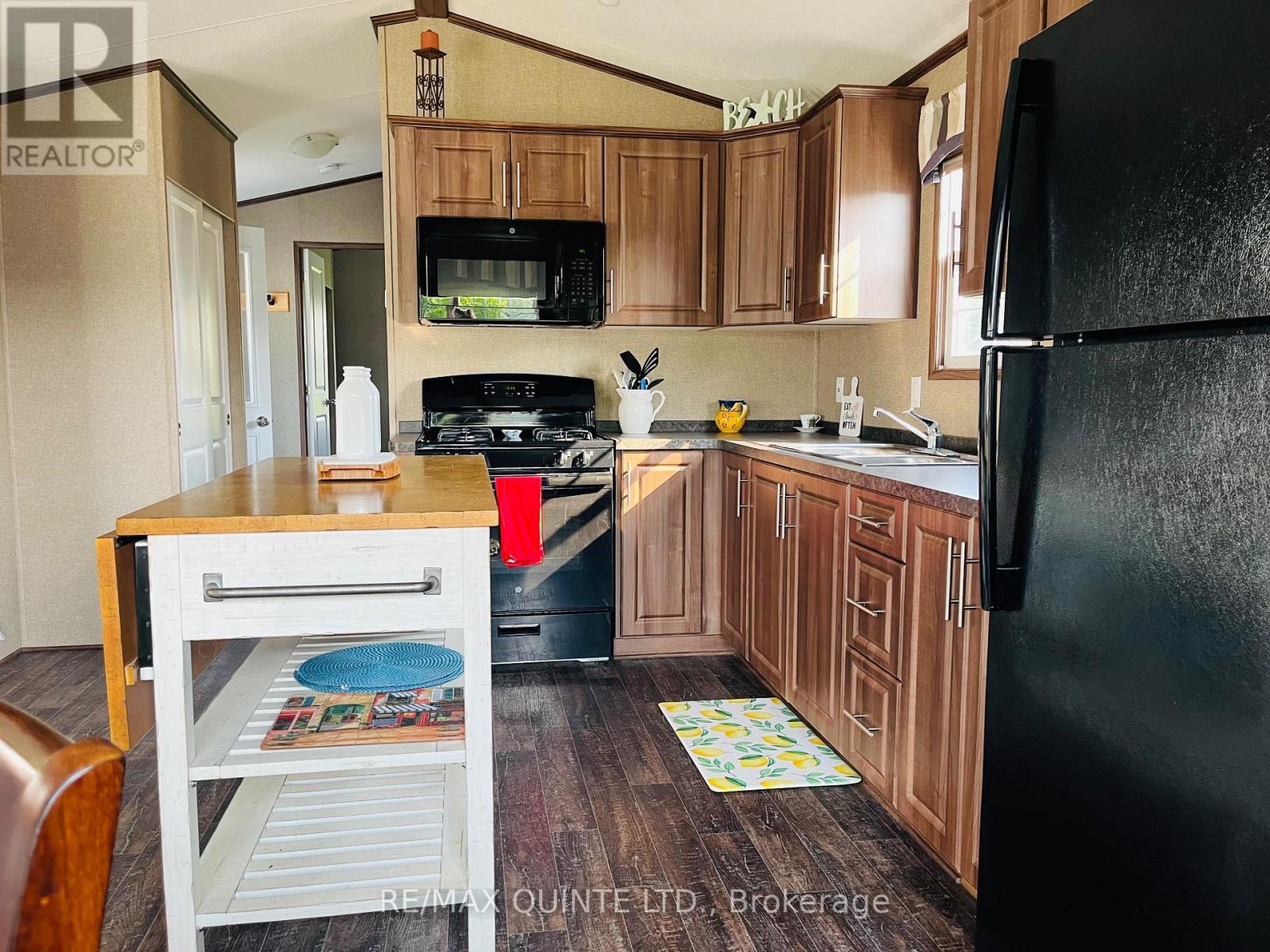 8 Cricket Ln - 486 County Road 18, Prince Edward County (Athol Ward), ON - Indoor Photo Showing Kitchen