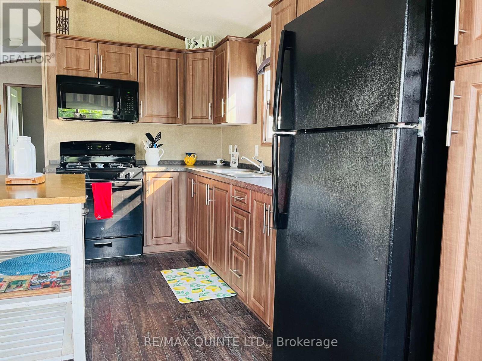 8 Cricket Ln - 486 County Road 18, Prince Edward County (Athol Ward), ON - Indoor Photo Showing Kitchen