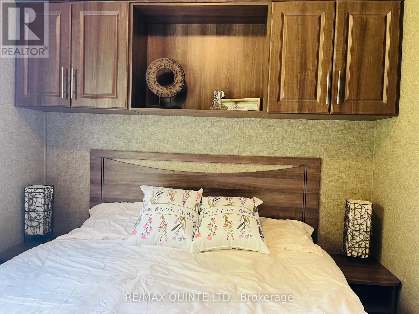 8 Cricket Ln - 486 County Road 18, Prince Edward County (Athol Ward), ON - Indoor Photo Showing Bedroom