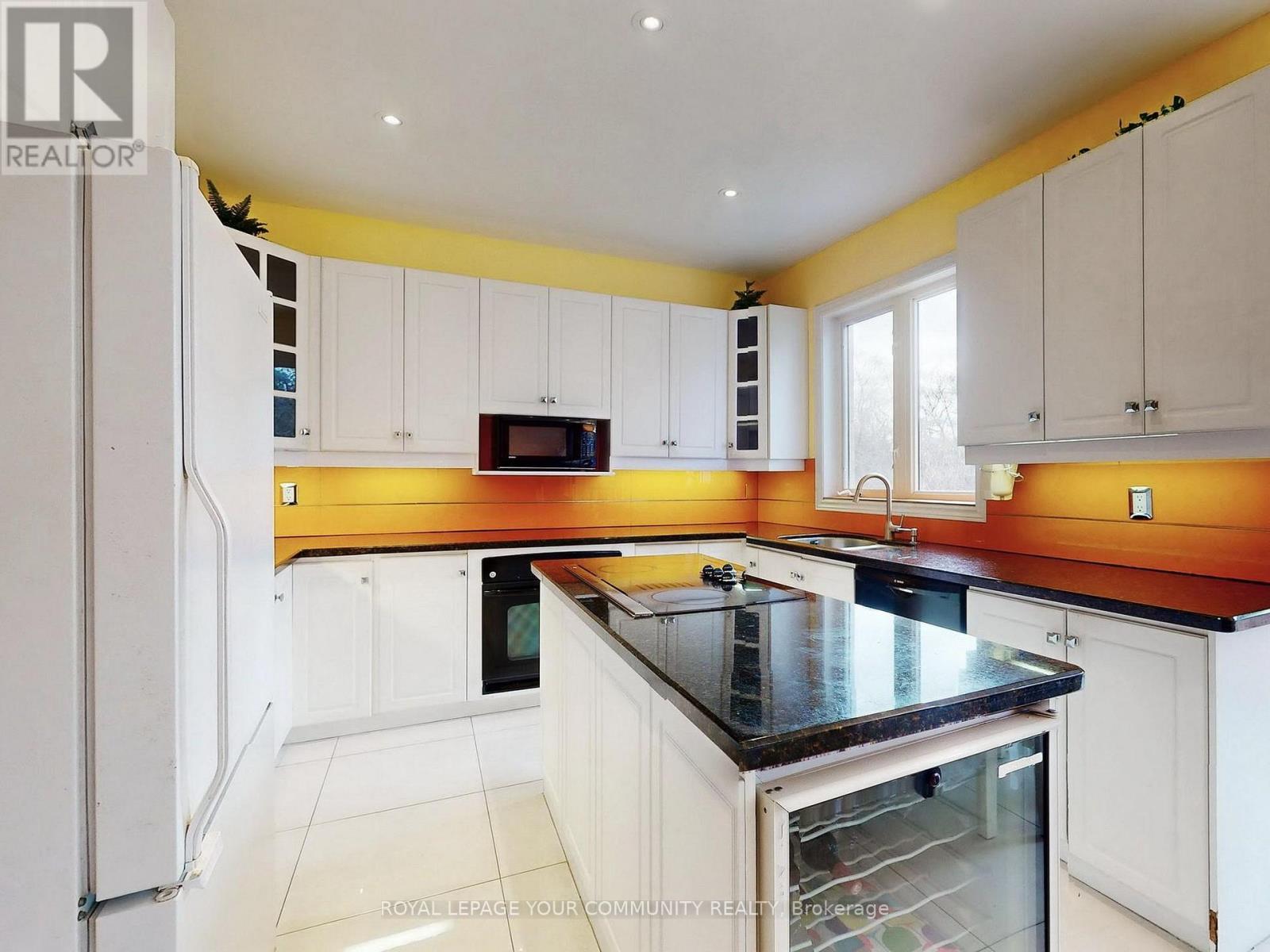 12 Bilberry Crescent, Richmond Hill, ON - Indoor Photo Showing Kitchen