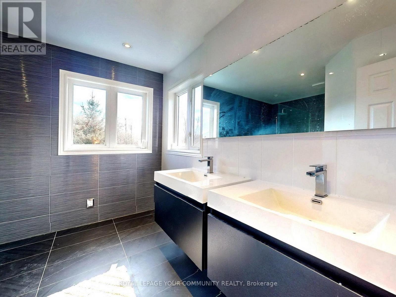12 Bilberry Crescent, Richmond Hill, ON - Indoor Photo Showing Bathroom