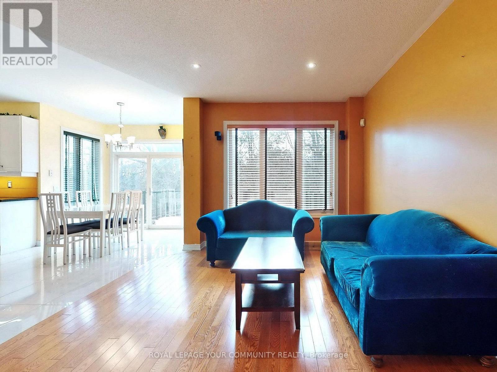 12 Bilberry Crescent, Richmond Hill, ON - Indoor Photo Showing Living Room