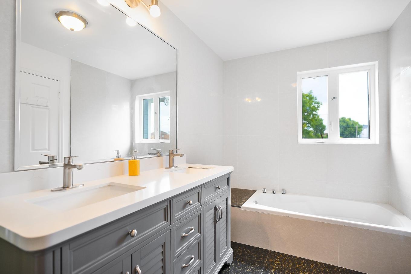 Bathroom - 9040 Boul. Marie-Victorin, Brossard, QC - Indoor Photo Showing Bathroom