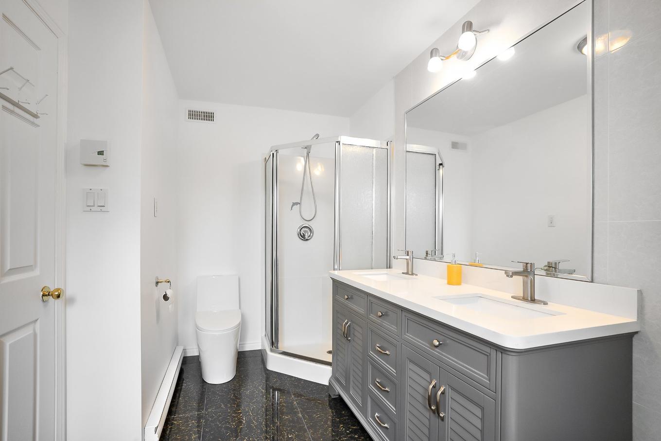 Bathroom - 9040 Boul. Marie-Victorin, Brossard, QC - Indoor Photo Showing Bathroom