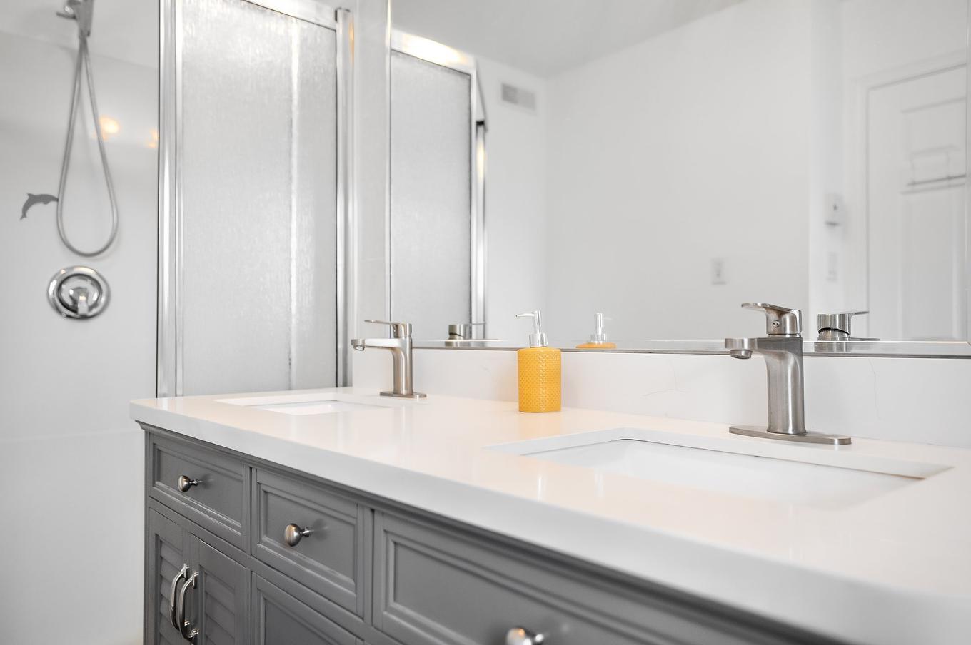 Bathroom - 9040 Boul. Marie-Victorin, Brossard, QC - Indoor Photo Showing Bathroom