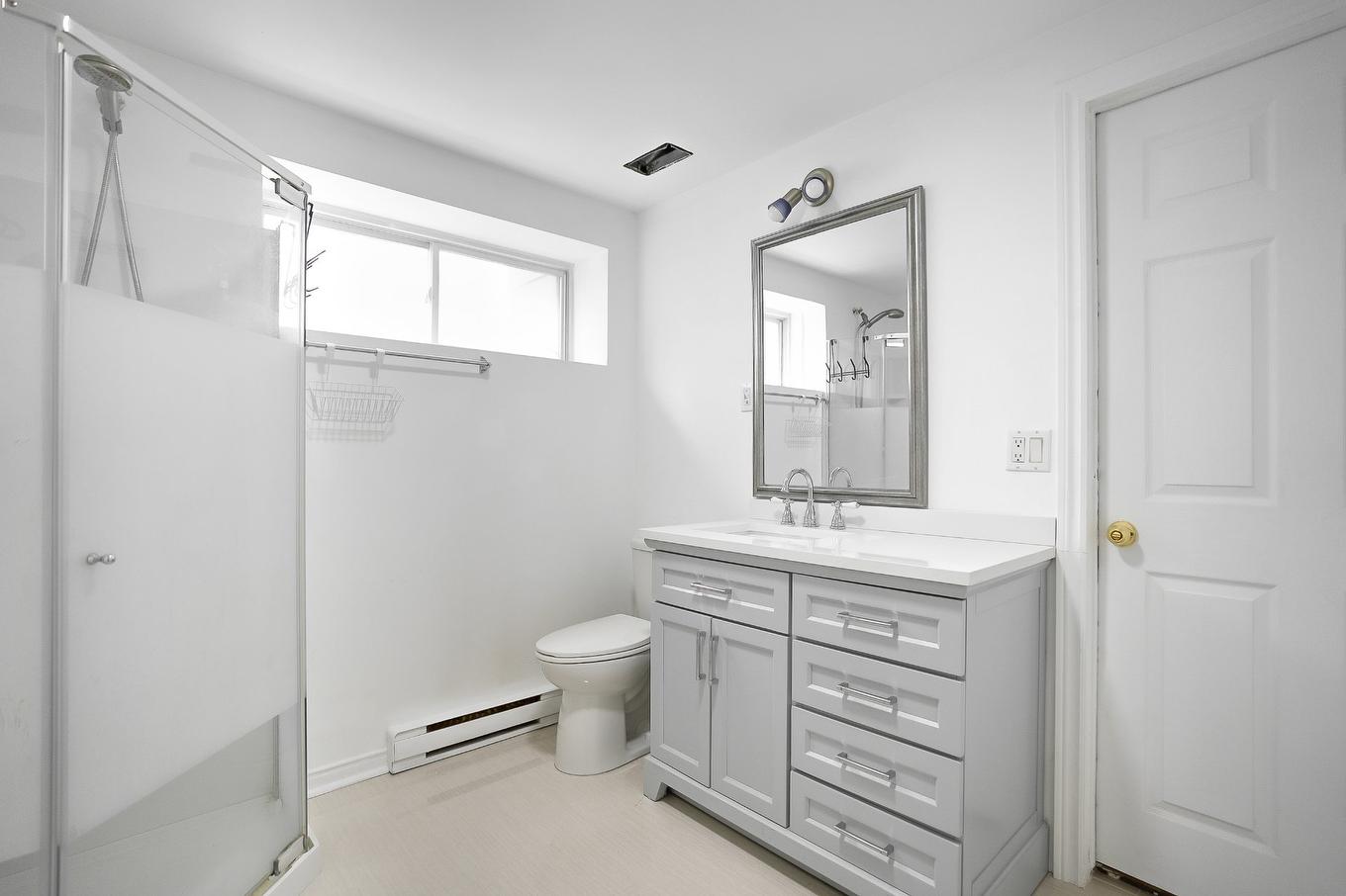 Bathroom - 9040 Boul. Marie-Victorin, Brossard, QC - Indoor Photo Showing Bathroom