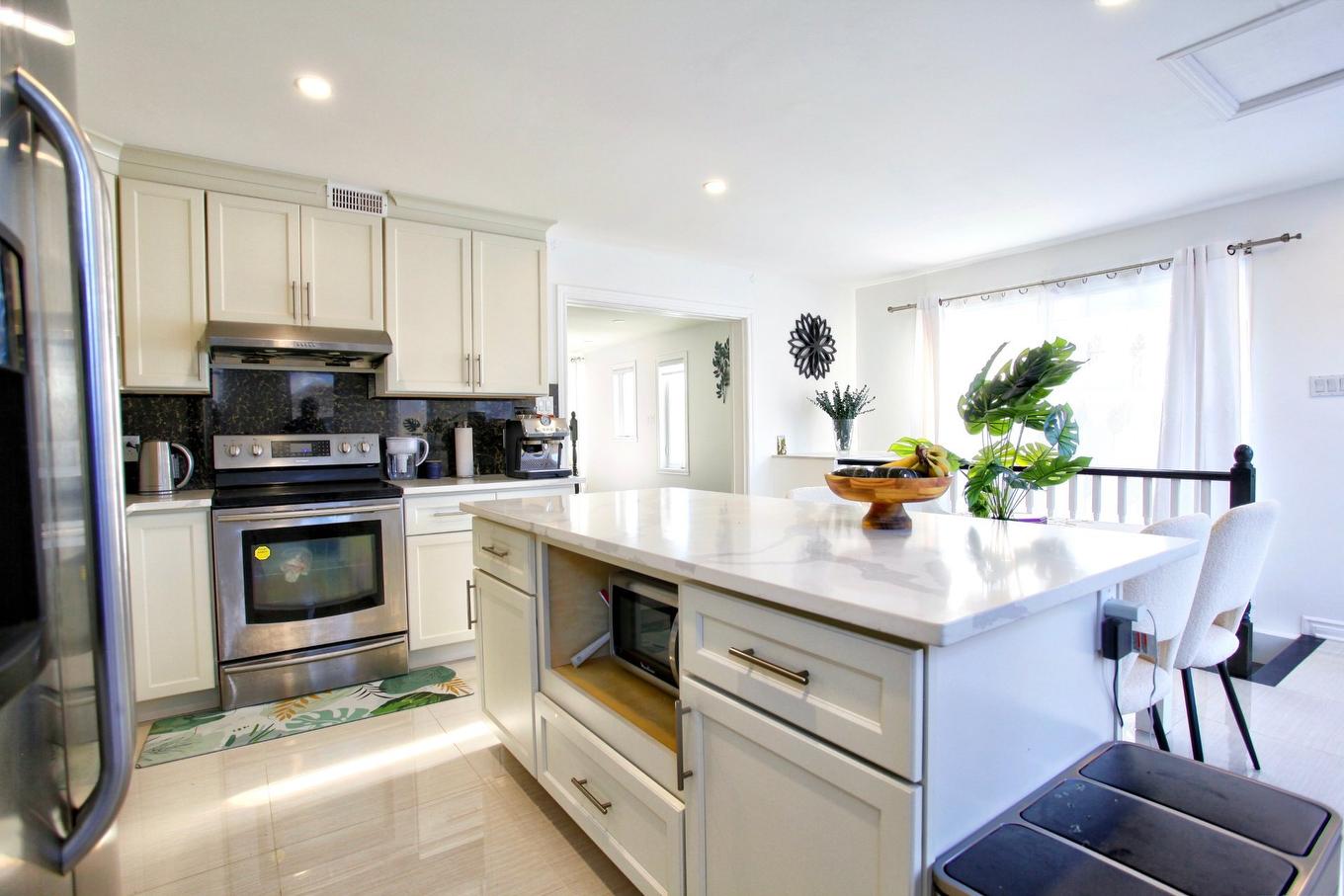 Kitchen - 9040 Boul. Marie-Victorin, Brossard, QC - Indoor Photo Showing Kitchen