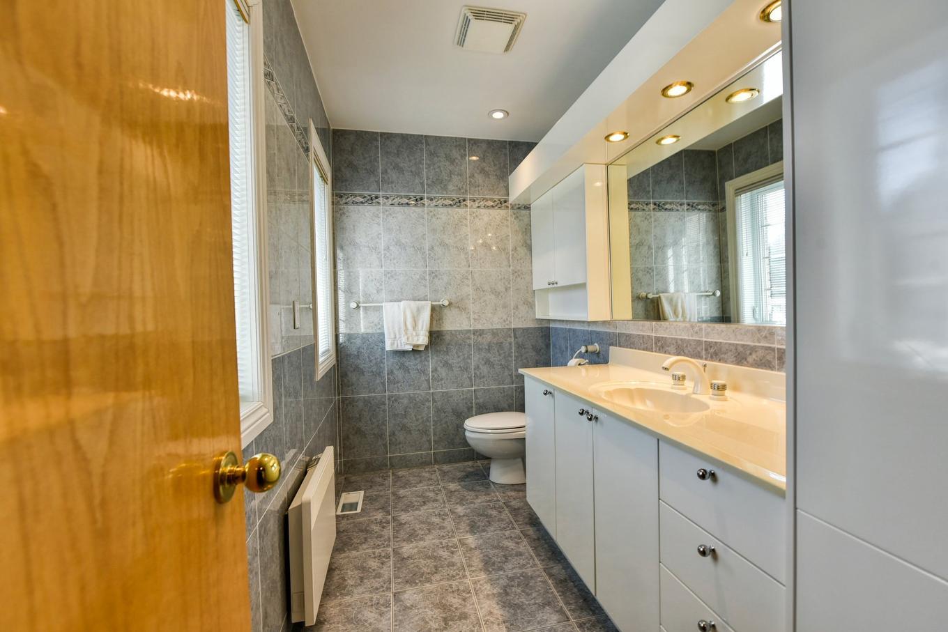 Powder room - 3 Rue Du Chablis, Kirkland, QC - Indoor Photo Showing Bathroom