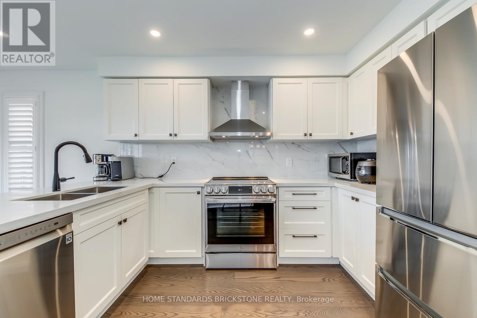 1296 Inglehart Drive, Burlington, ON - Indoor Photo Showing Kitchen With Stainless Steel Kitchen With Double Sink With Upgraded Kitchen