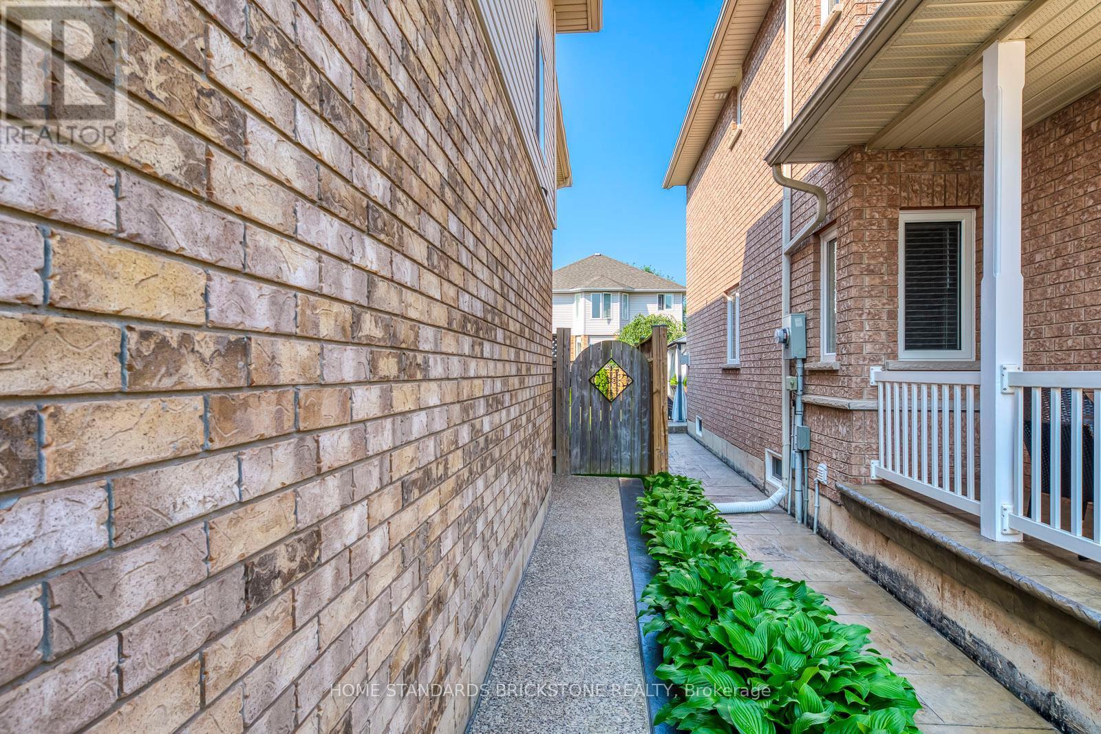 1296 Inglehart Drive, Burlington, ON - Outdoor