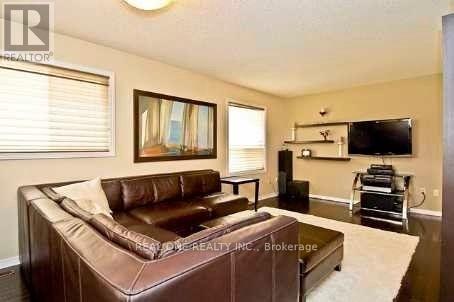 5745 Tayside Crescent, Mississauga, ON - Indoor Photo Showing Living Room