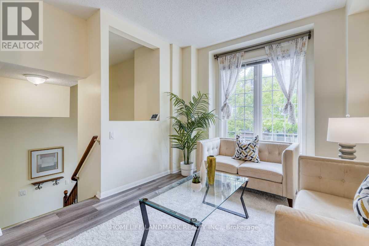 51 - 100 Elgin Mills Road W, Richmond Hill, ON - Indoor Photo Showing Living Room