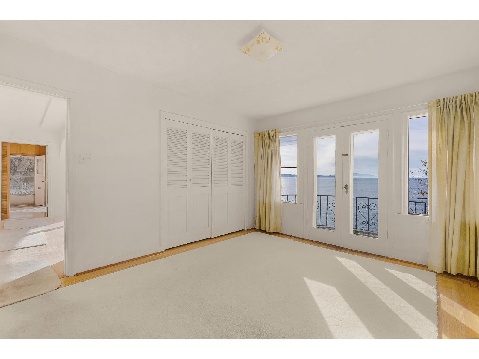 1 14458 Marine Drive, White Rock, BC - Indoor Photo Showing Other Room