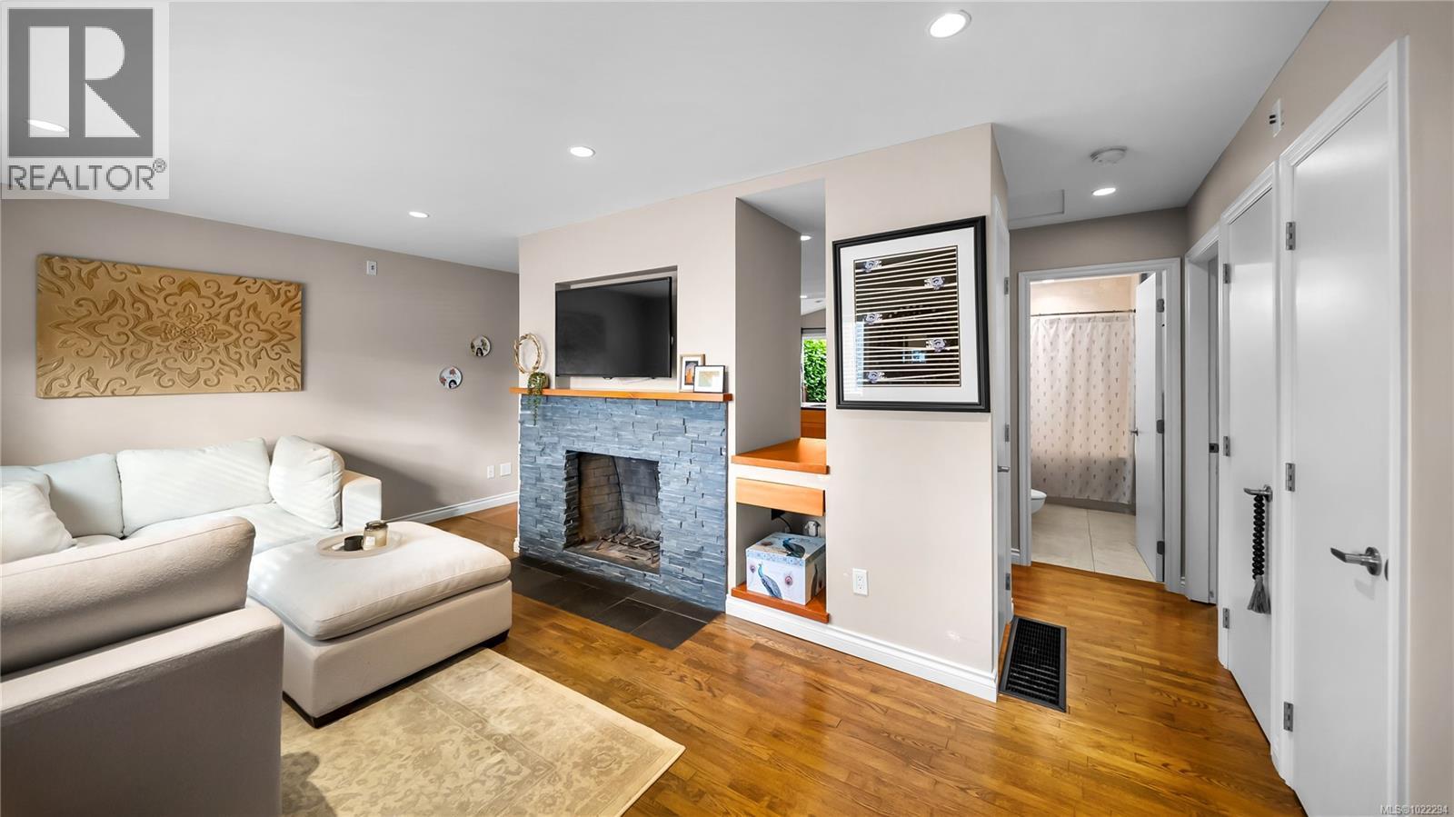 1716 Bay St, Victoria, BC - Indoor Photo Showing Living Room With Fireplace