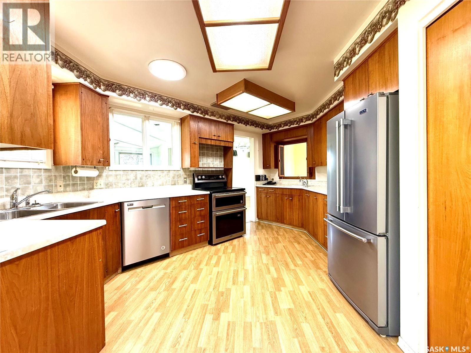 7 Driftwood Crescent, Yorkton, SK - Indoor Photo Showing Kitchen With Double Sink