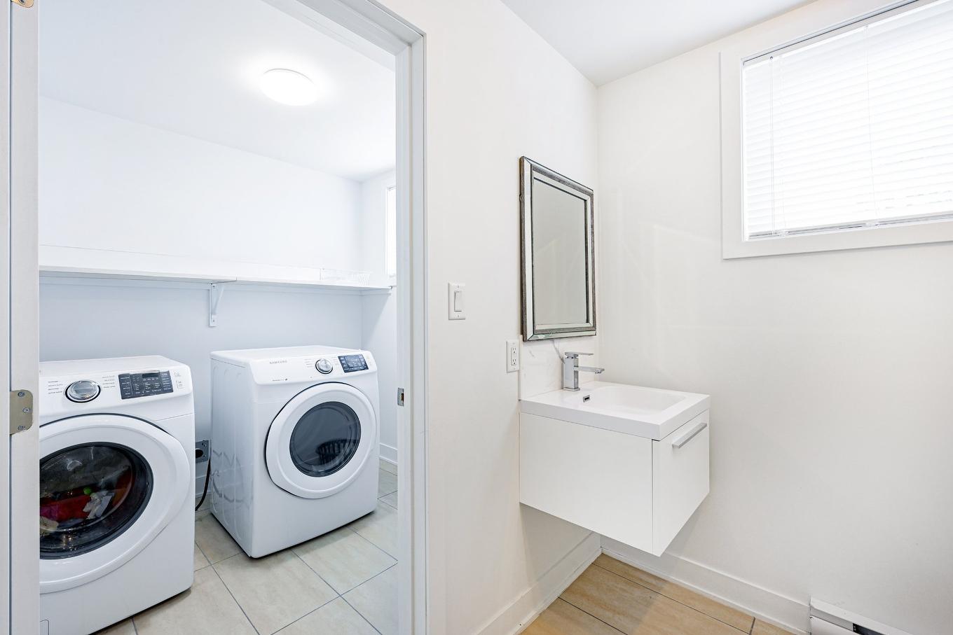 Bathroom - 288 Rue Chambly, Longueuil (Greenfield Park), QC - Indoor Photo Showing Laundry Room