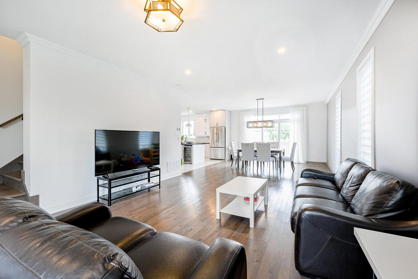 Living room - 288 Rue Chambly, Longueuil (Greenfield Park), QC - Indoor Photo Showing Living Room