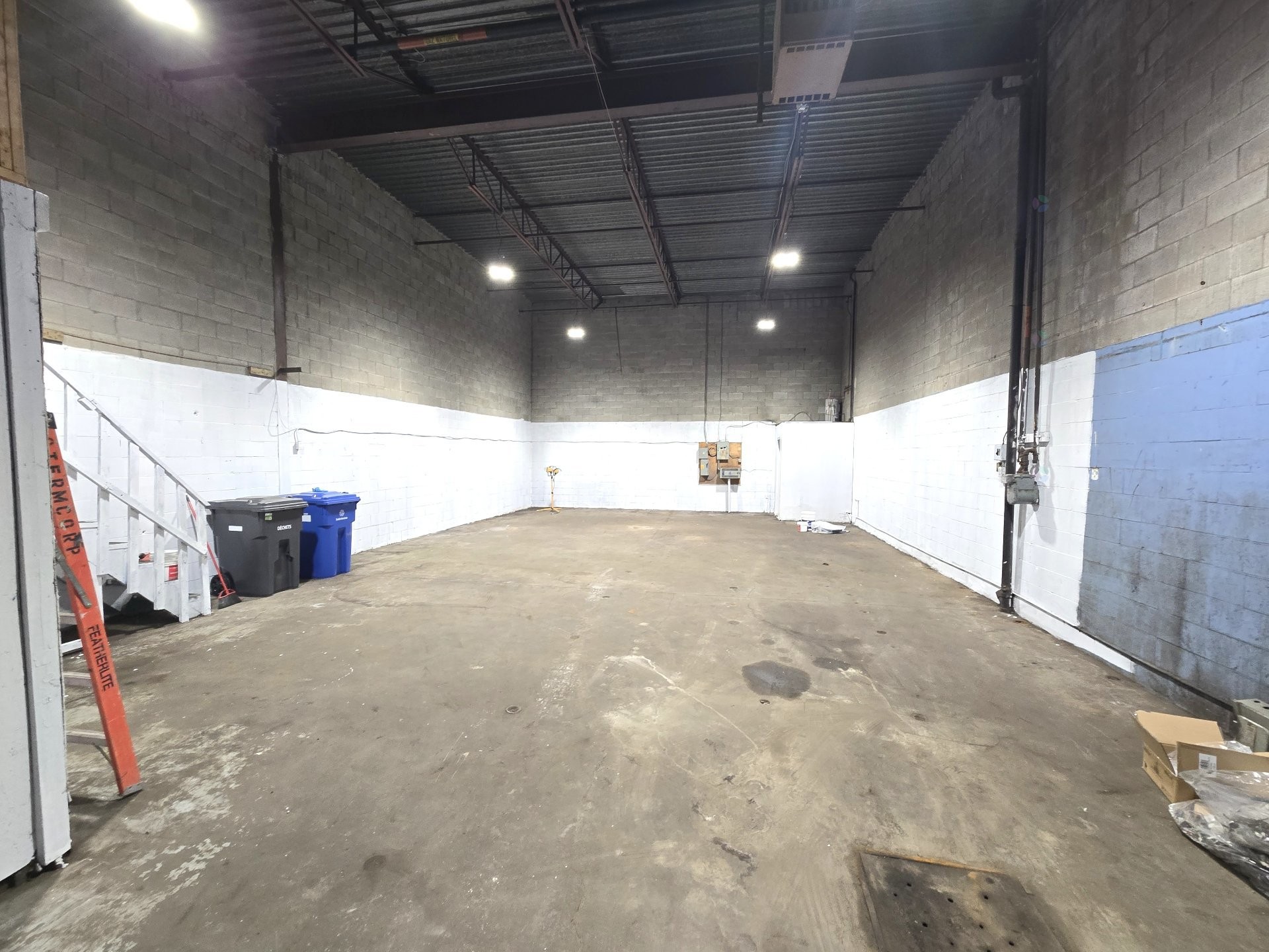 Warehouse - 1522 Rue Berlier, Laval (Chomedey), QC - Indoor Photo Showing Garage