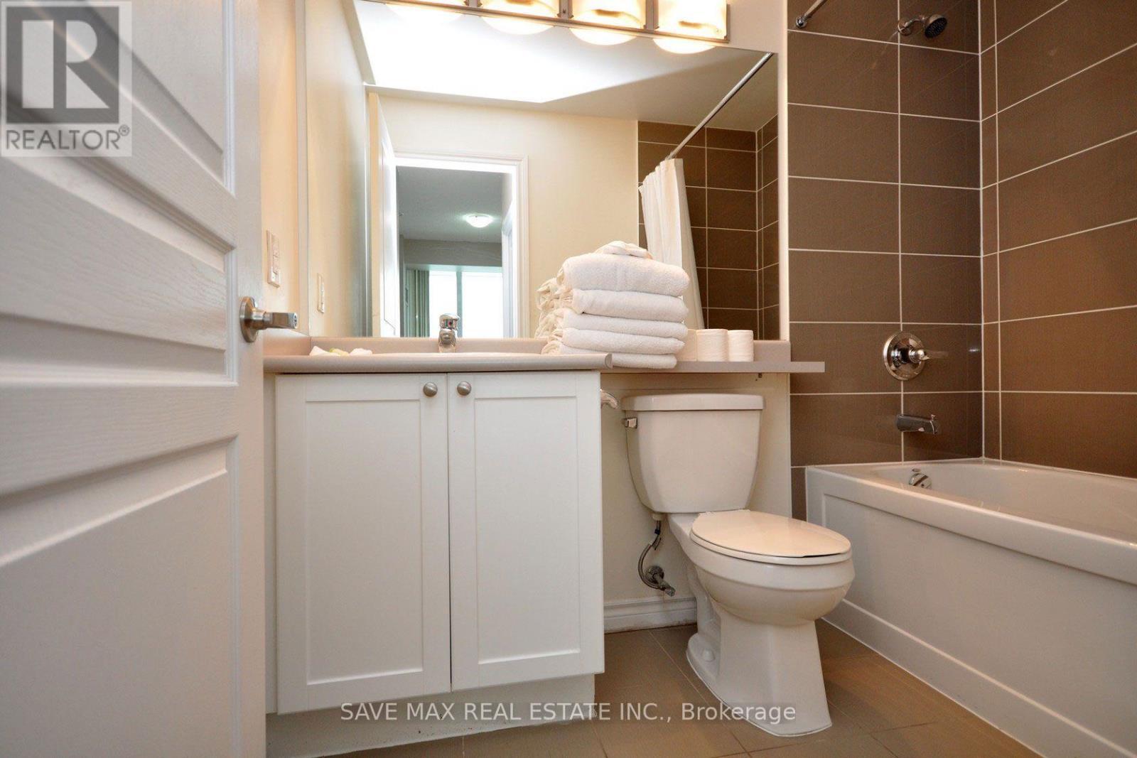 2208 - 3525 Kariya Drive N, Mississauga, ON - Indoor Photo Showing Bathroom