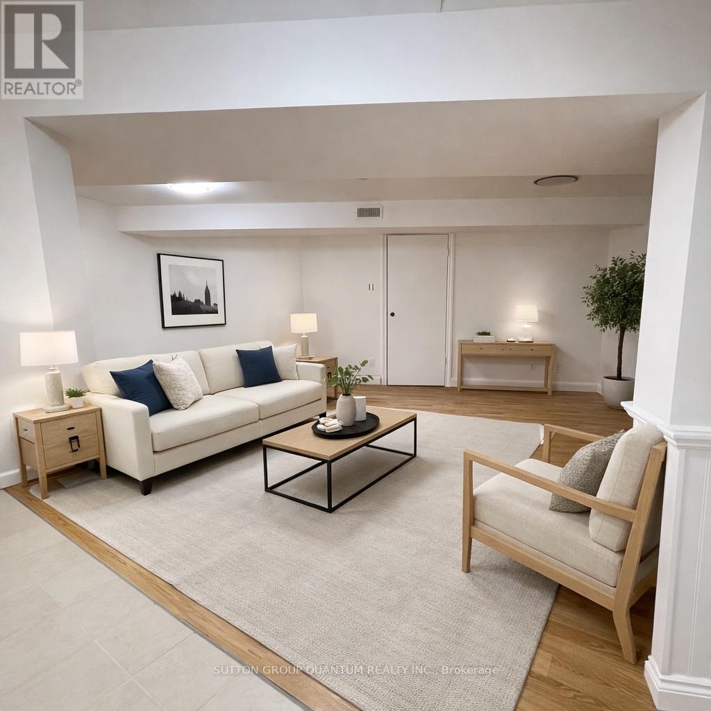46 Woodlawn Avenue N, Mississauga, ON - Indoor Photo Showing Living Room