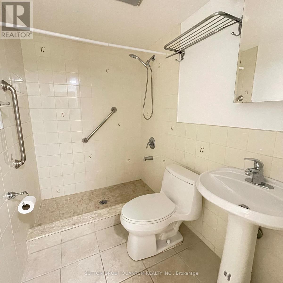 46 Woodlawn Avenue N, Mississauga, ON - Indoor Photo Showing Bathroom