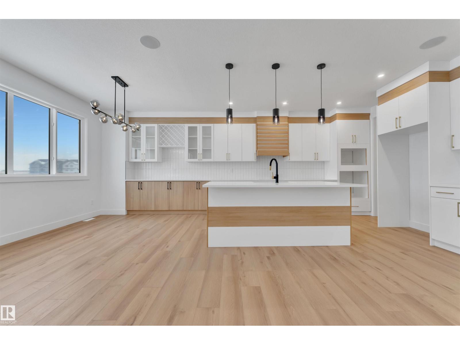 744 Astoria Wy, Devon, AB - Indoor Photo Showing Kitchen