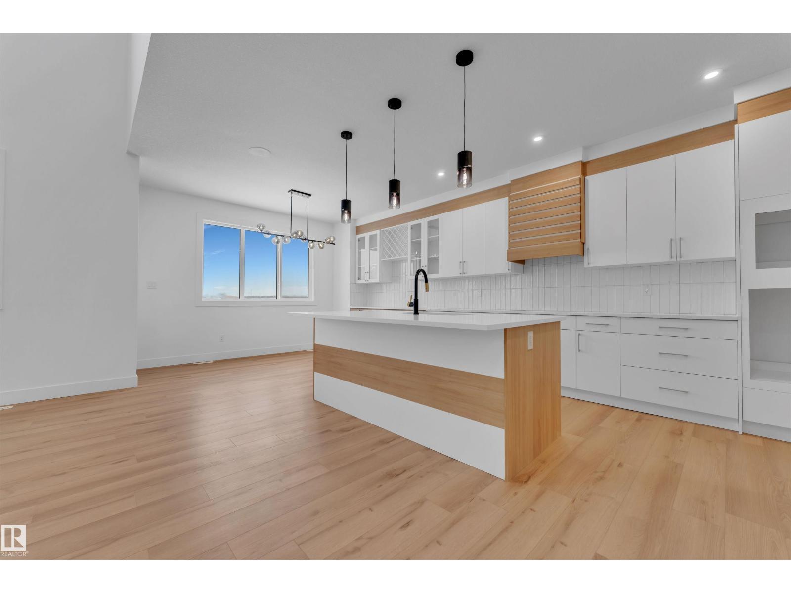 744 Astoria Wy, Devon, AB - Indoor Photo Showing Kitchen