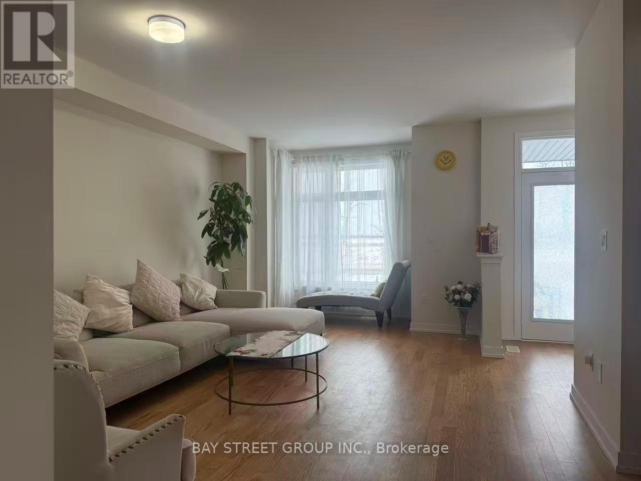 124 Old Oak Lane, Markham, ON - Indoor Photo Showing Living Room