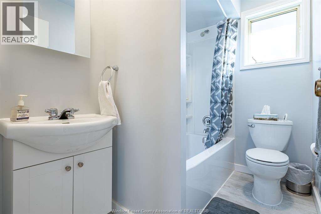 1525 Windermere Road, Windsor, ON - Indoor Photo Showing Bathroom