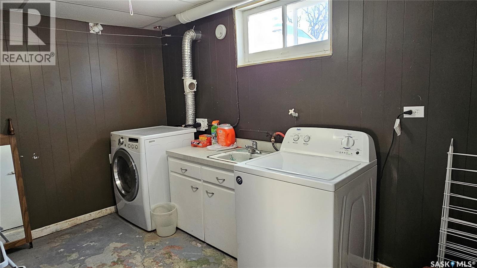 1004 9Th Street, Humboldt, SK - Indoor Photo Showing Laundry Room