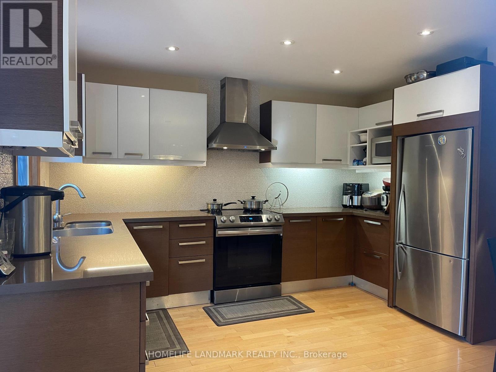 61 Mary Elizabeth Crescent, Markham, ON - Indoor Photo Showing Kitchen With Double Sink With Upgraded Kitchen