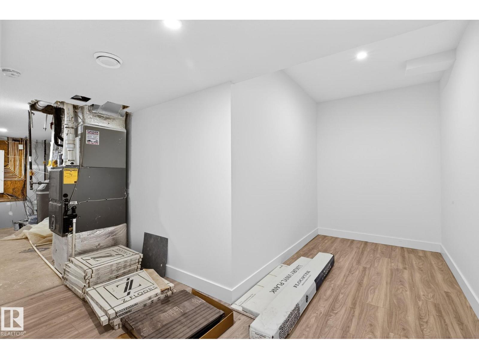 1926 Ainslie Link Sw, Edmonton, AB - Indoor Photo Showing Other Room