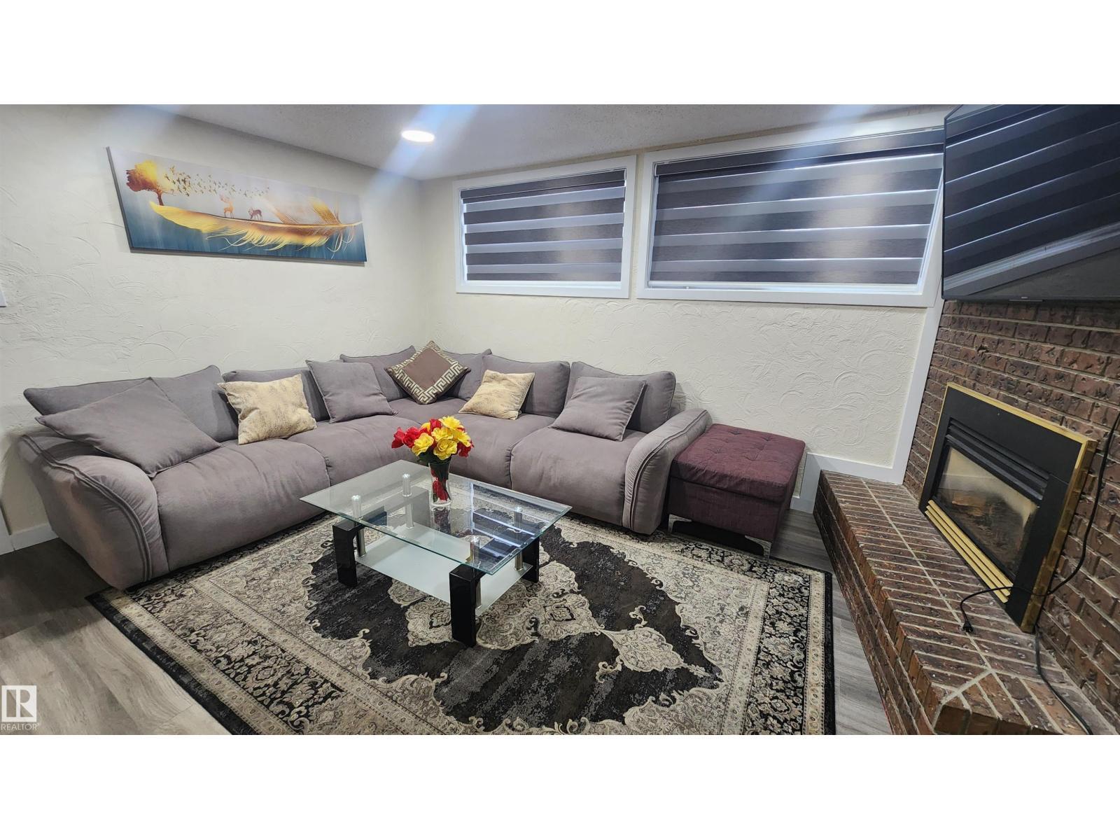 115 Ekota Cr Nw, Edmonton, AB - Indoor Photo Showing Living Room