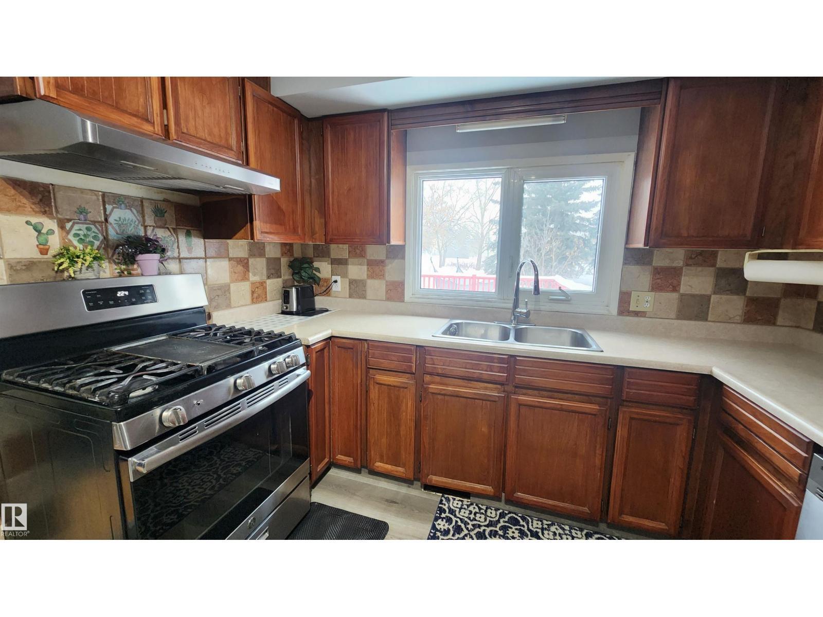 115 Ekota Cr Nw, Edmonton, AB - Indoor Photo Showing Kitchen With Double Sink