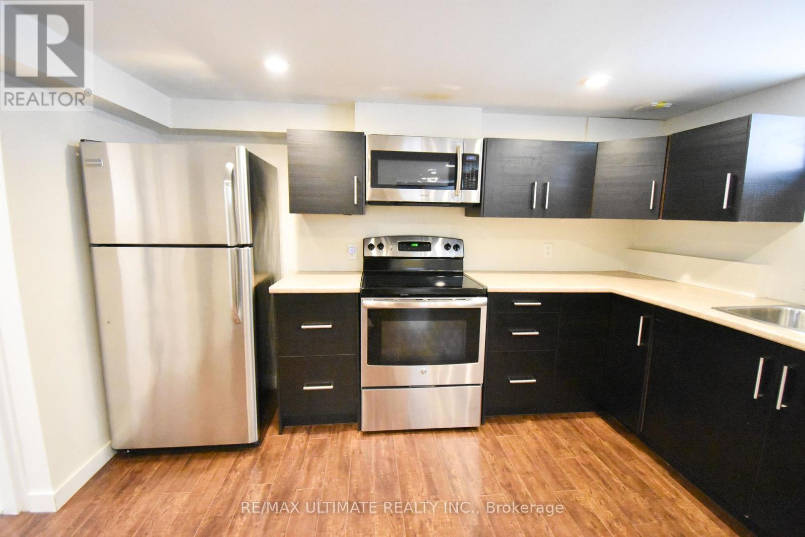 B - 205 Innisfil Street, Barrie, ON - Indoor Photo Showing Kitchen With Stainless Steel Kitchen With Upgraded Kitchen