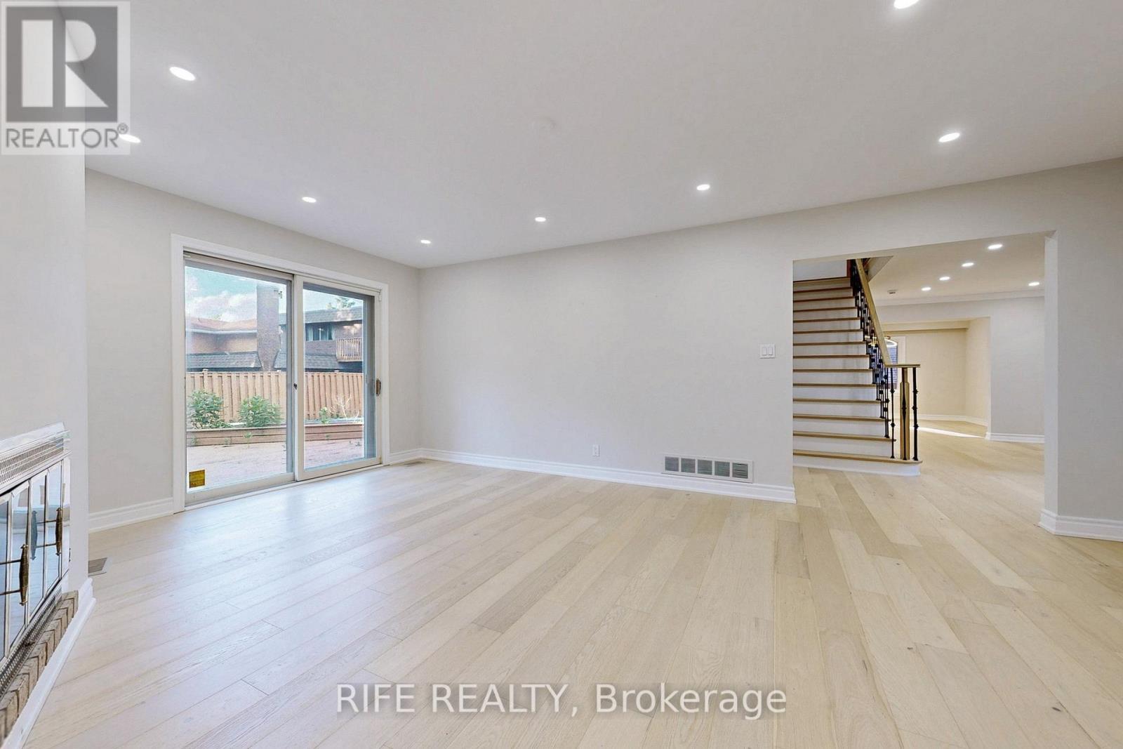 8 Elliotwood Court, Toronto, ON - Indoor Photo Showing Other Room