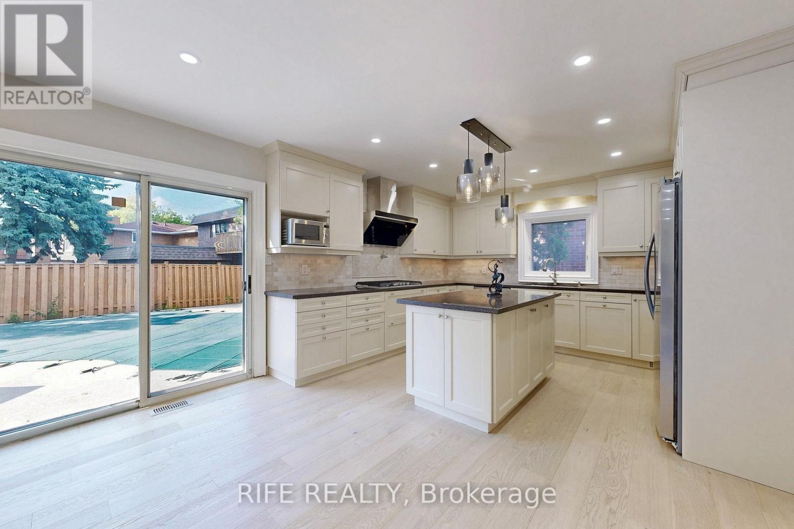 8 Elliotwood Court, Toronto, ON - Indoor Photo Showing Kitchen With Upgraded Kitchen