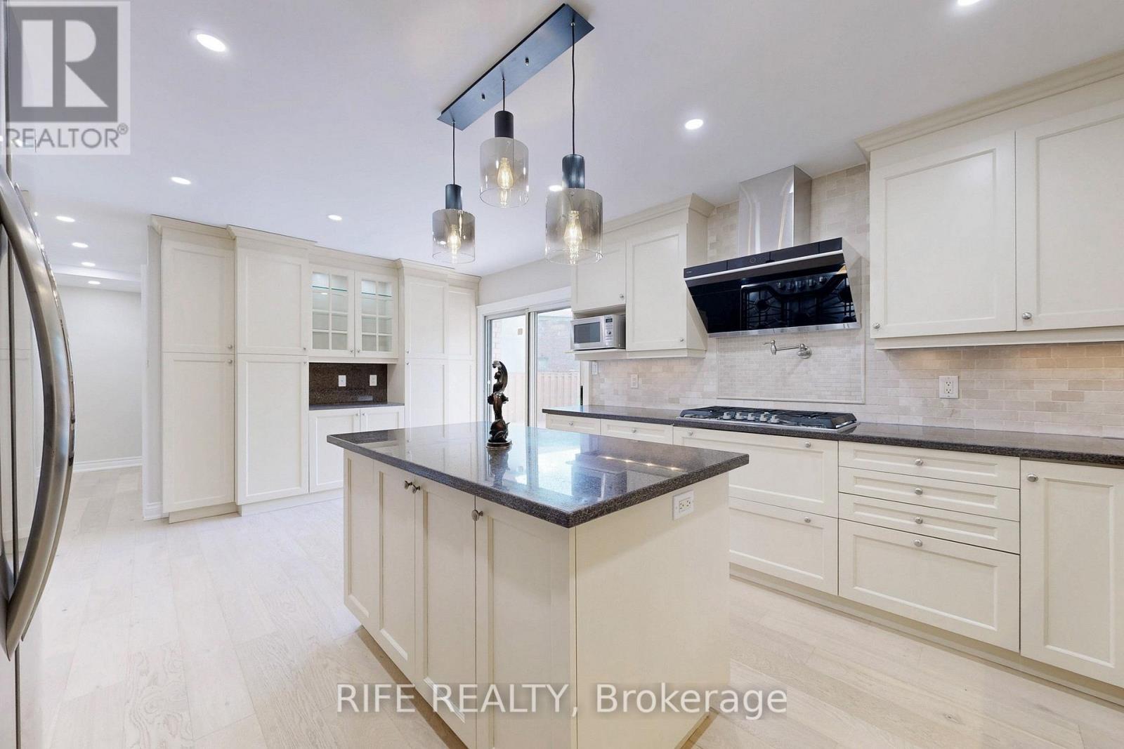 8 Elliotwood Court, Toronto, ON - Indoor Photo Showing Kitchen With Upgraded Kitchen