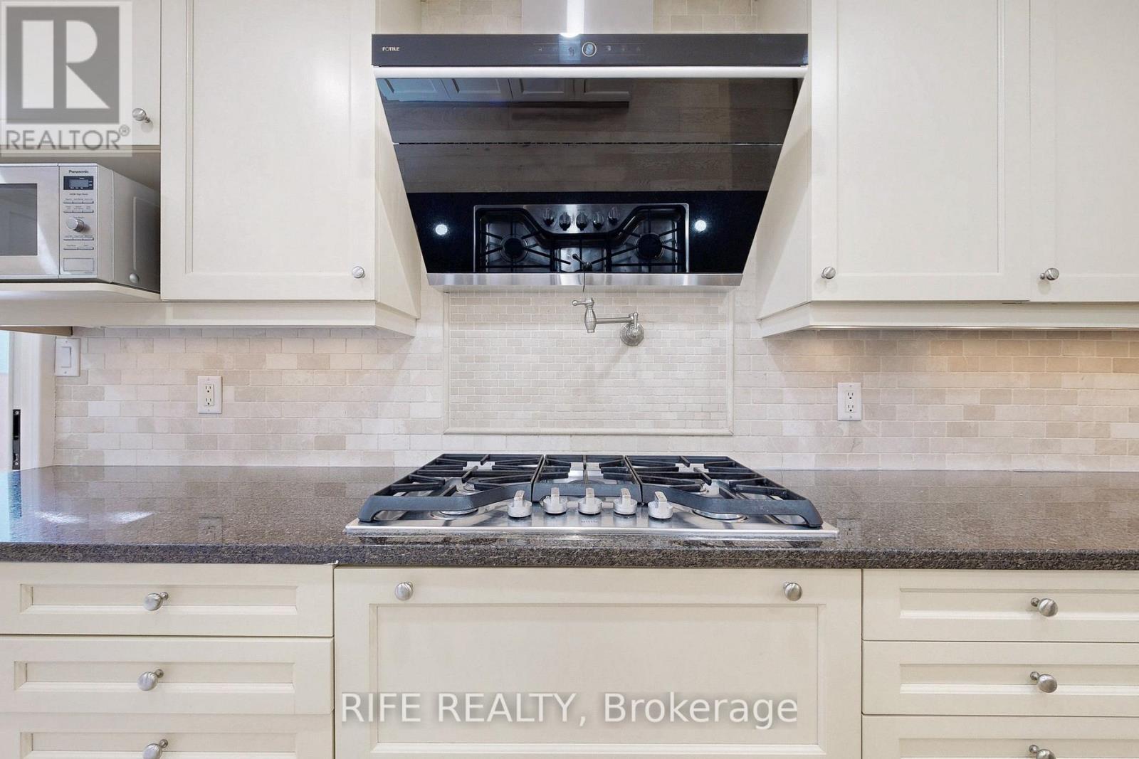 8 Elliotwood Court, Toronto, ON - Indoor Photo Showing Kitchen
