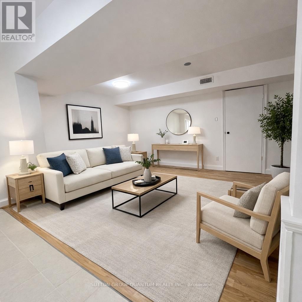 46 Woodlawn Avenue, Mississauga, ON - Indoor Photo Showing Living Room