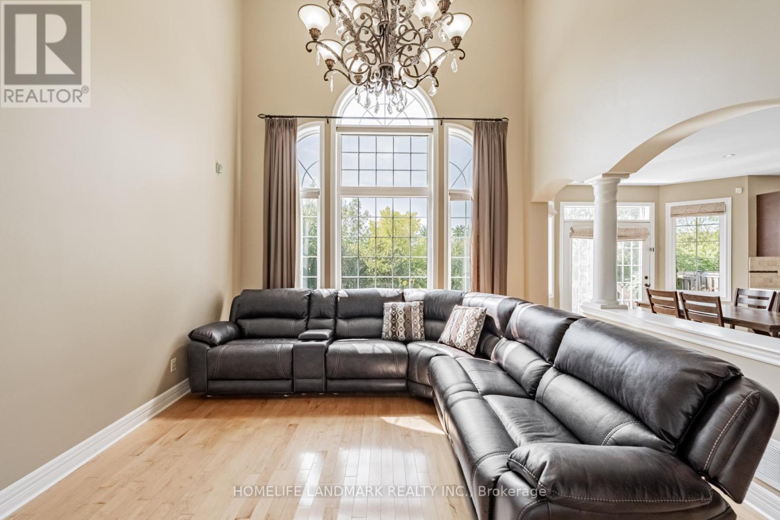 2481 Whistling Springs Crescent, Oakville, ON - Indoor Photo Showing Living Room