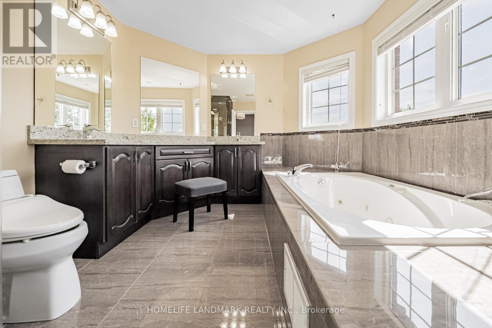 2481 Whistling Springs Crescent, Oakville, ON - Indoor Photo Showing Bathroom
