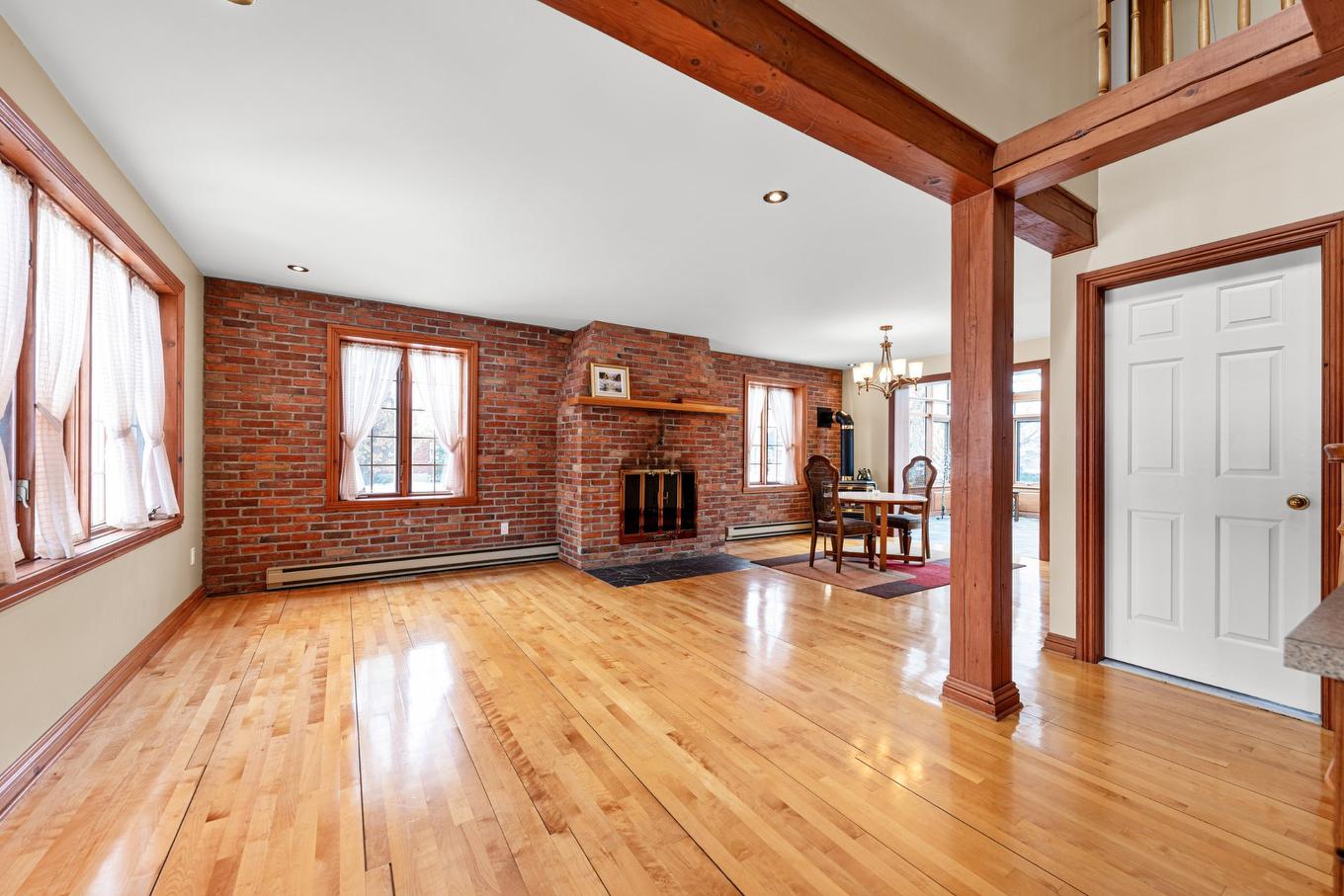 Salon - 30 Boul. Des Érables, Saint-Jean-Sur-Richelieu, QC - Indoor With Fireplace