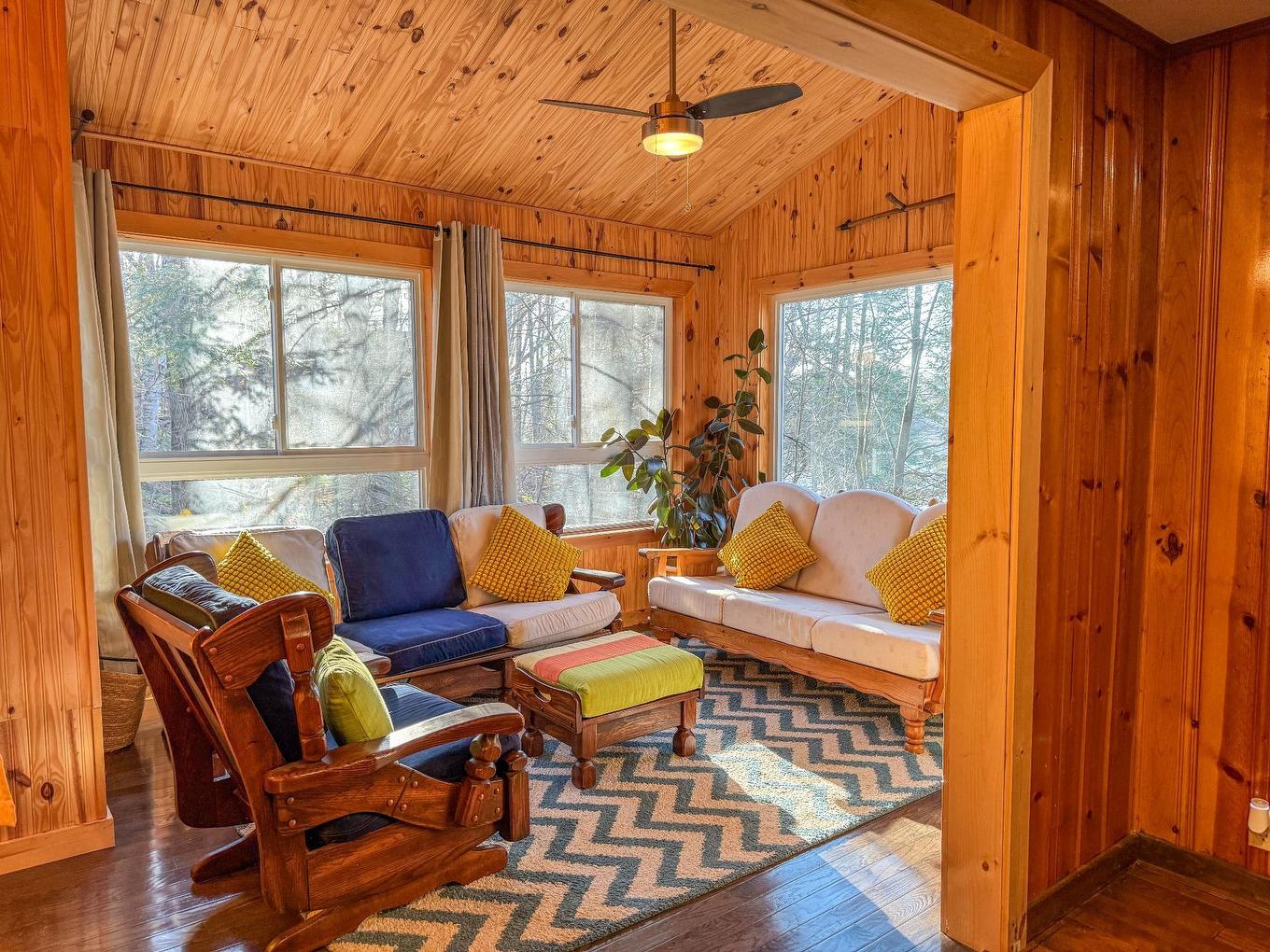 Den - 51 Ch. Du Lac, Brownsburg-Chatham, QC - Indoor Photo Showing Living Room