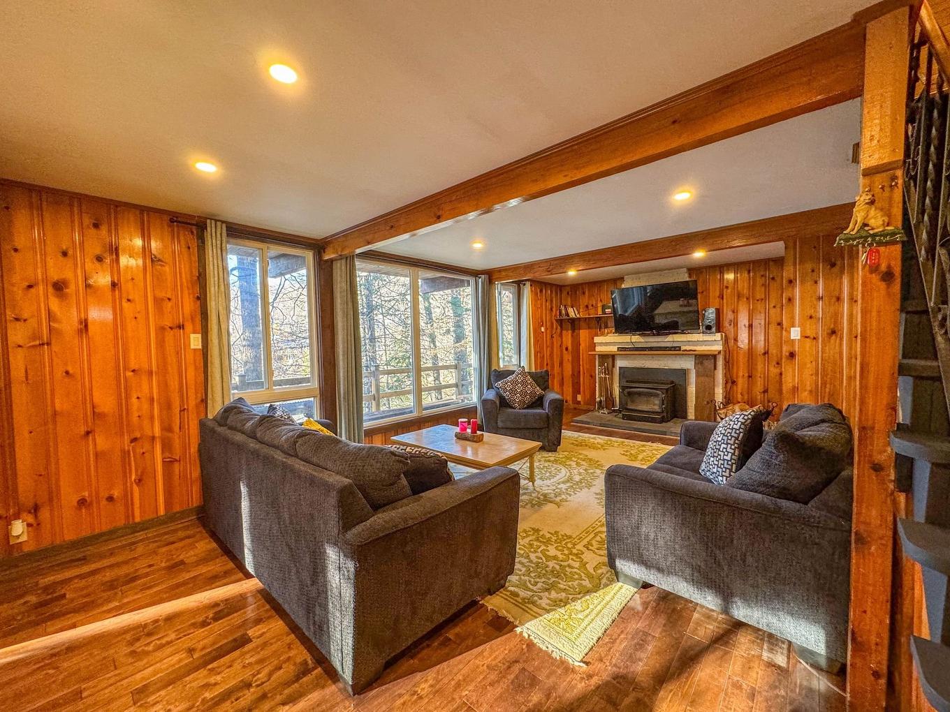 Living room - 51 Ch. Du Lac, Brownsburg-Chatham, QC - Indoor Photo Showing Living Room With Fireplace